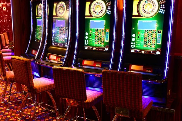 bigwiner Domino-style table focus